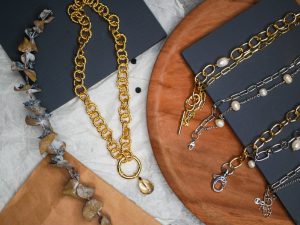 Comment-bien-choisir-une-chainette-en-or-pour-femme 